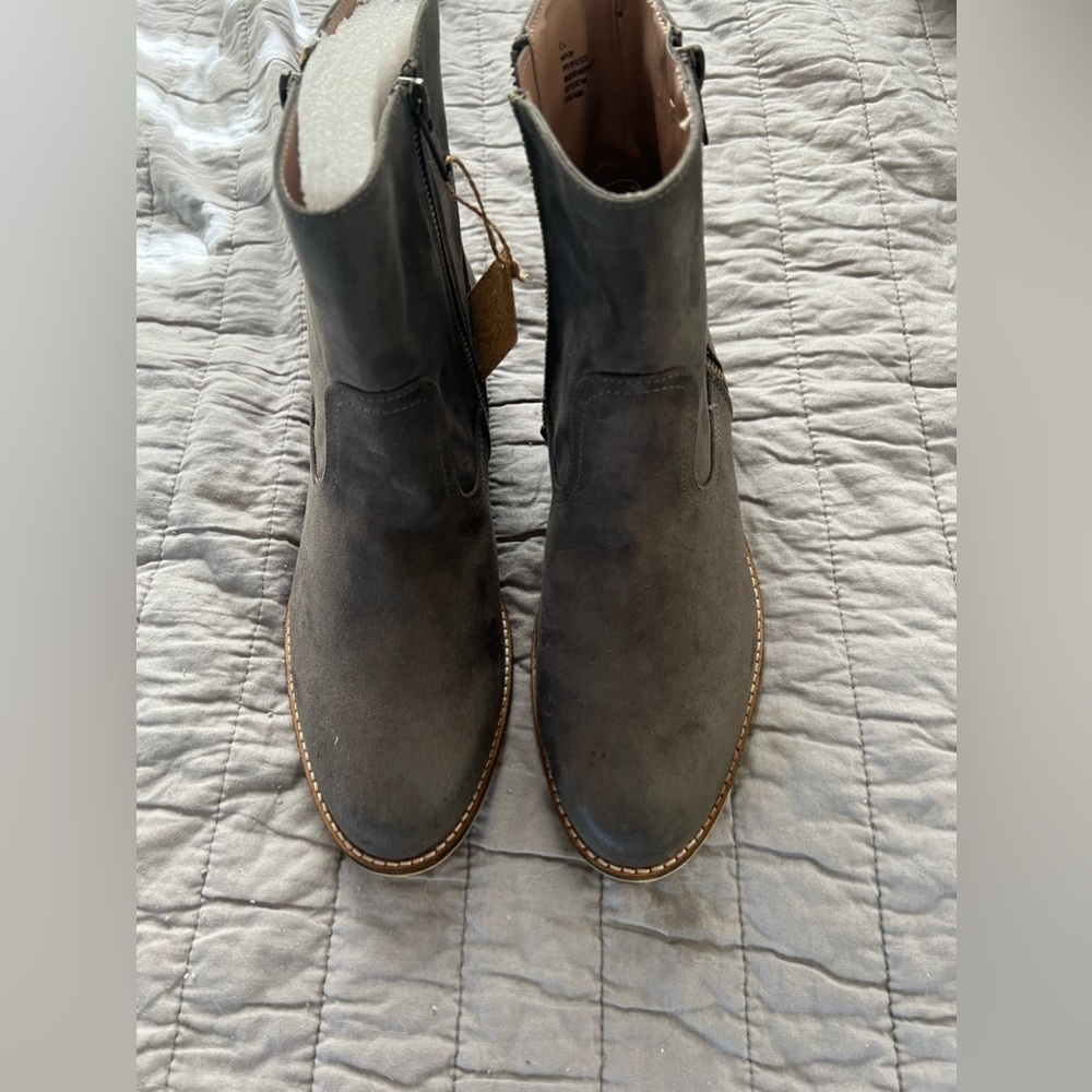 NWT American Eagle Grey Boots Women’s 8.5